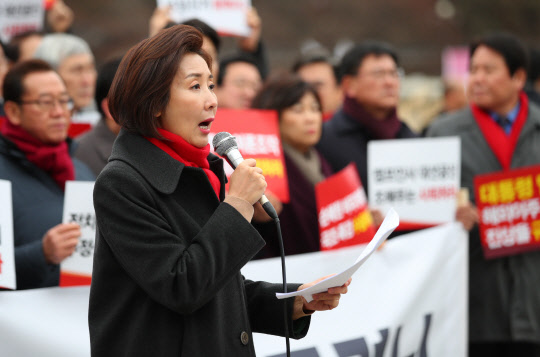 나경원 한국당 원내대표가 31일 서울 종로구 청와대 앞 분수대에서 열린 긴급의원총회에서 발언하고 있다(왼쪽 사진). 더불어민주당 사법농단세력 및 적폐청산 대책위원회 박주민 위원장이 국회 당 대표 회의실에서 열린 1차 대책위 회의에서 발언하고 있다.  연합뉴스